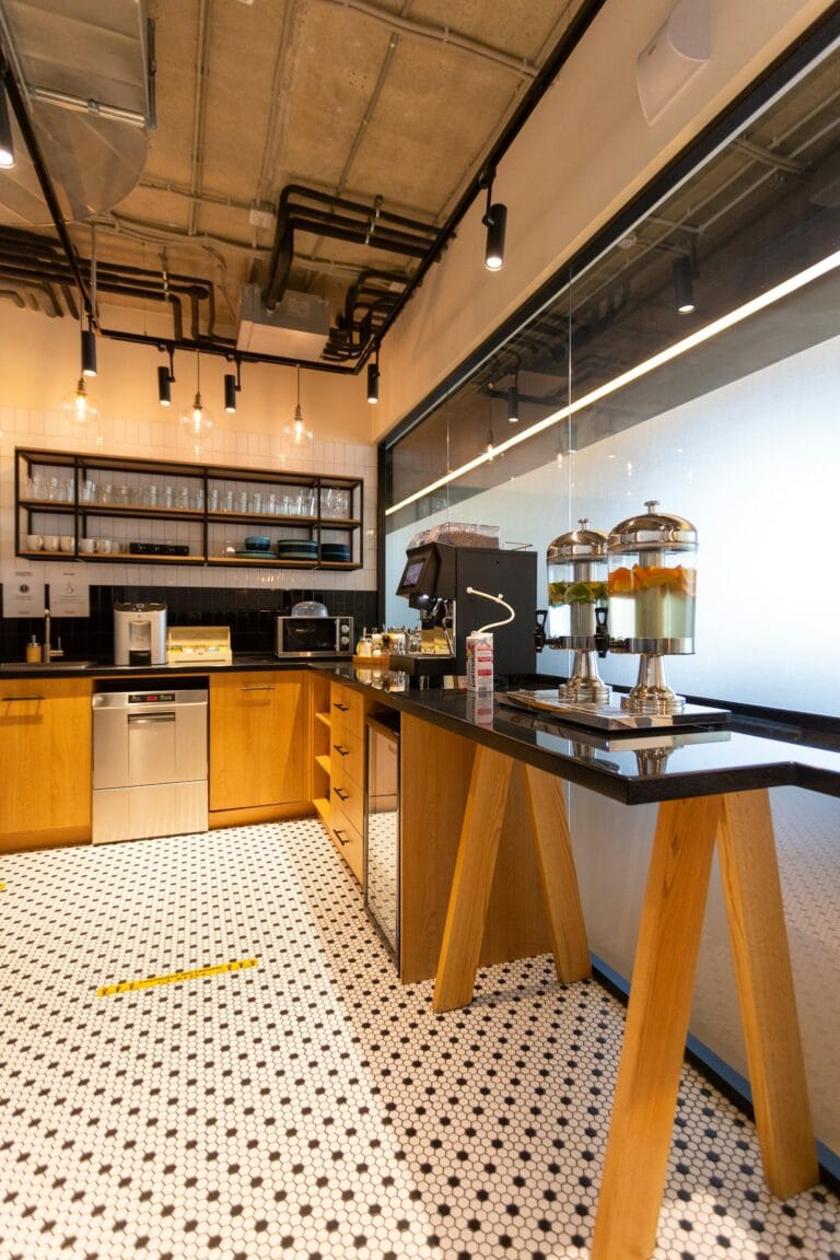 Coffee Corner in the Kitchen: Design Ideas, Sizes and Storage for Saudi Homes
