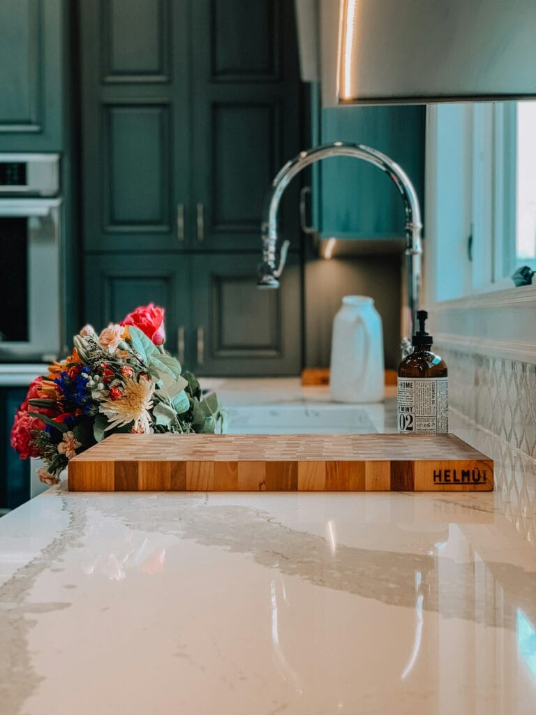 Kitchen Worktops Compared — Quartz, Porcelain, Granite and Marble for Saudi Kitchens